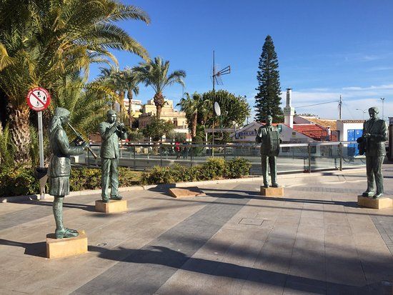 el Monumento Homenaje a los Musicos Torrevejenses