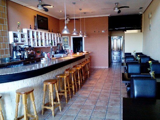 Edinas Bar & Grill
