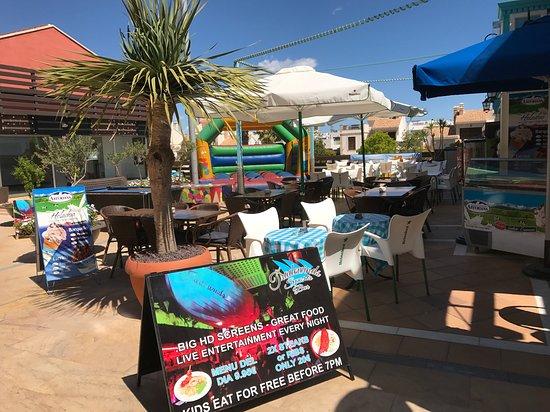 Tradewinds Bar & Restaurant